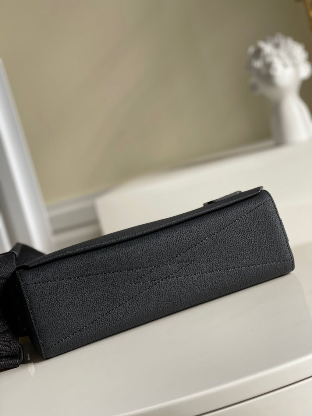 Louis Vuitton Messenger Grain Black For Men, Bags, Shoulder And Crossbody Bags 11in/28cm Louis Vuitton M57080