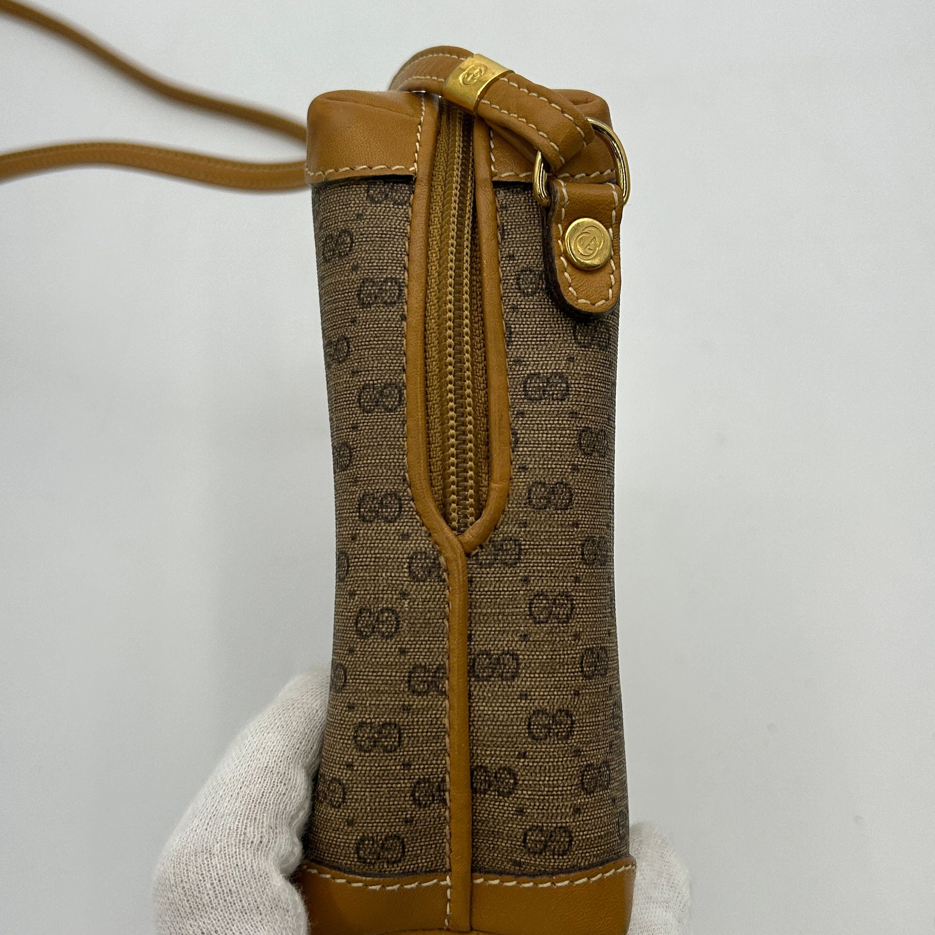 GUCCI Micro GG Supreme Shoulder Bag gu5514ee