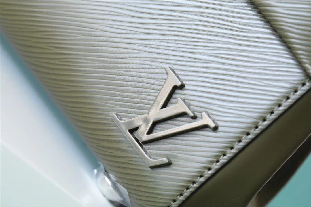 Louis Vuitton Cluny Mini Epi Green For Women,  Shoulder And Crossbody Bags 20cm/7.9in Louis Vuitton 