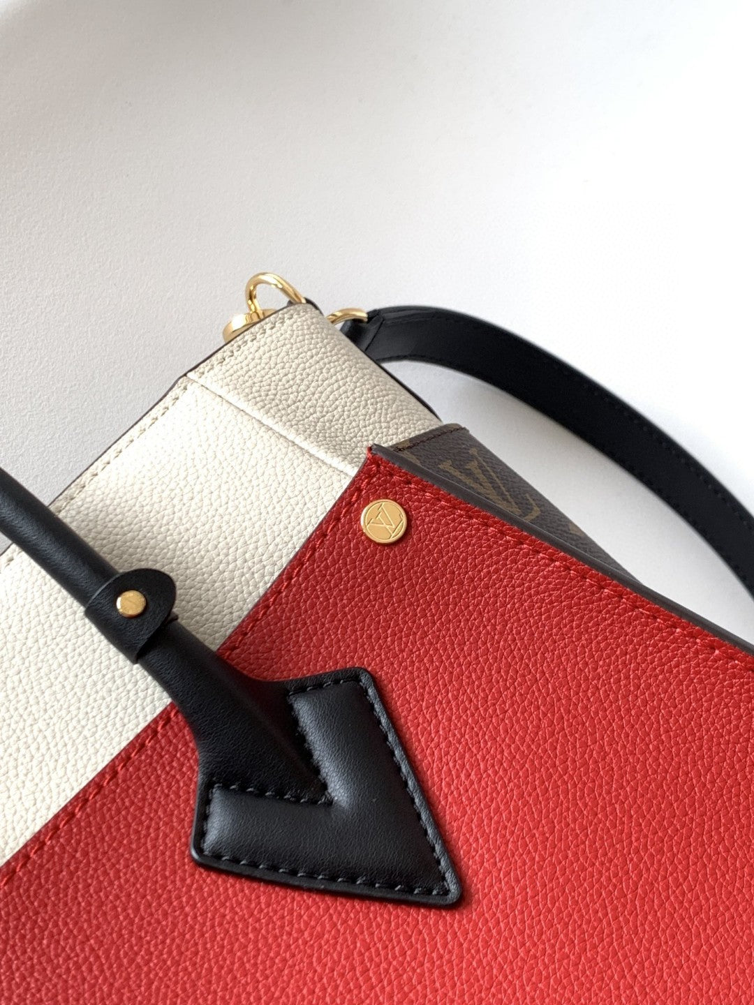 Louis Vuitton On My Side MM Tote Bag Monogram Canvas Red For Women,  Shoulder Bags 12in/31cm Louis Vuitton M53824