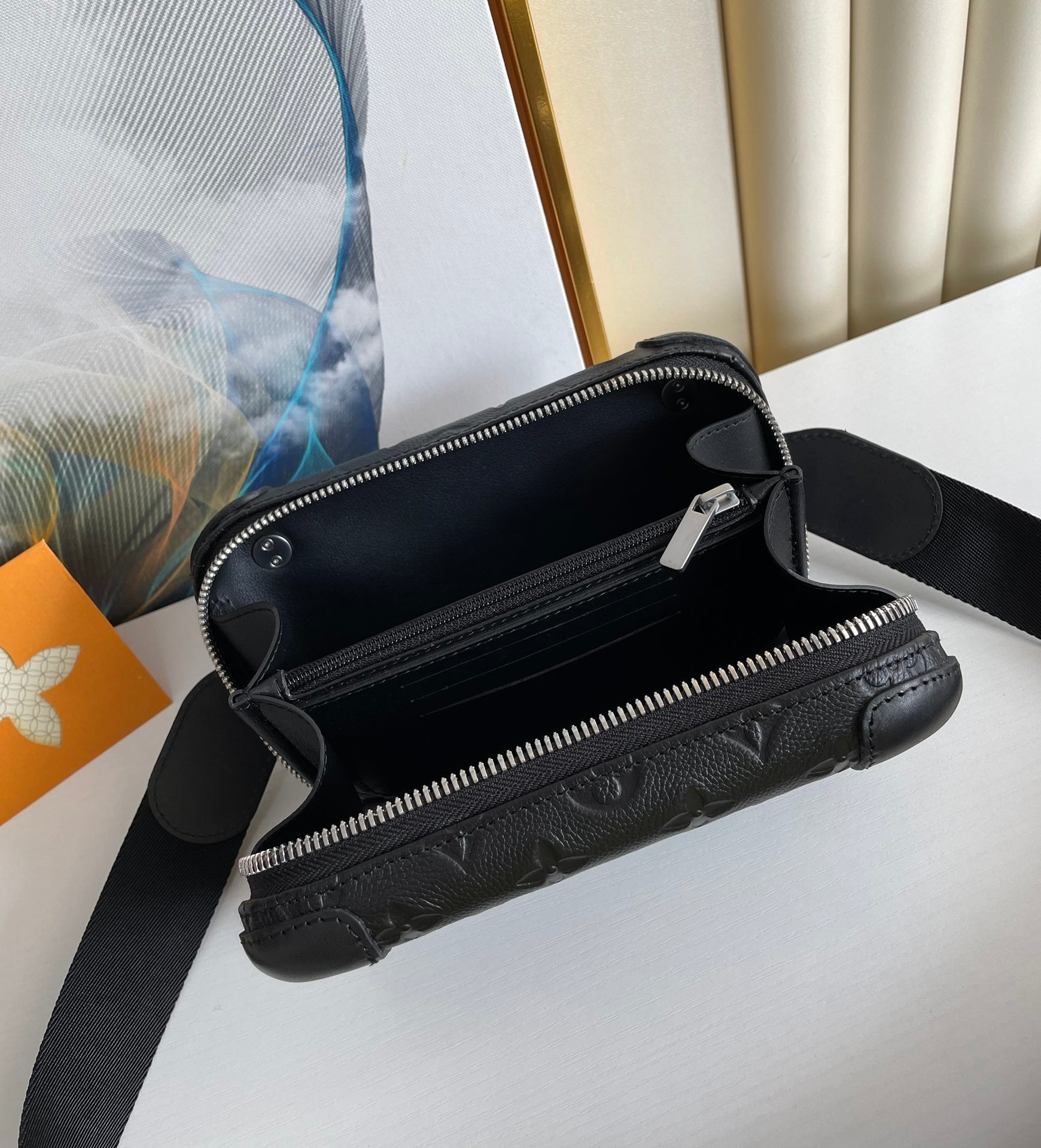 Louis Vuitton Horizon Clutch Taurillon Monogram Black For Men, Bags, Shoulder And Crossbody Bags 8.3in/21cm Louis Vuitton M20439