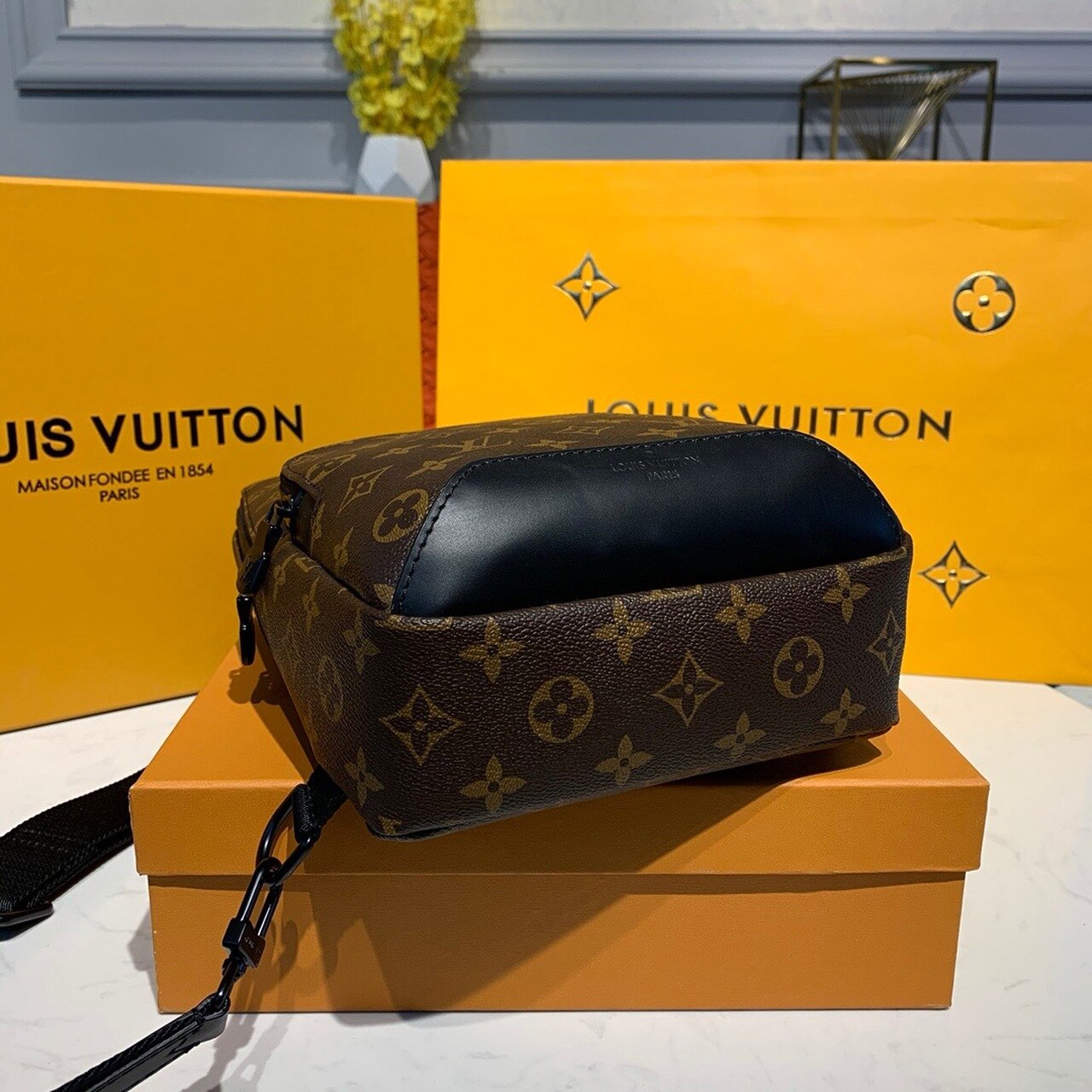 Louis Vuitton Avenue Sling Bag Monogram Canvas For Men, Bag, Crossbody Bags 12.2in/31cm Louis Vuitton