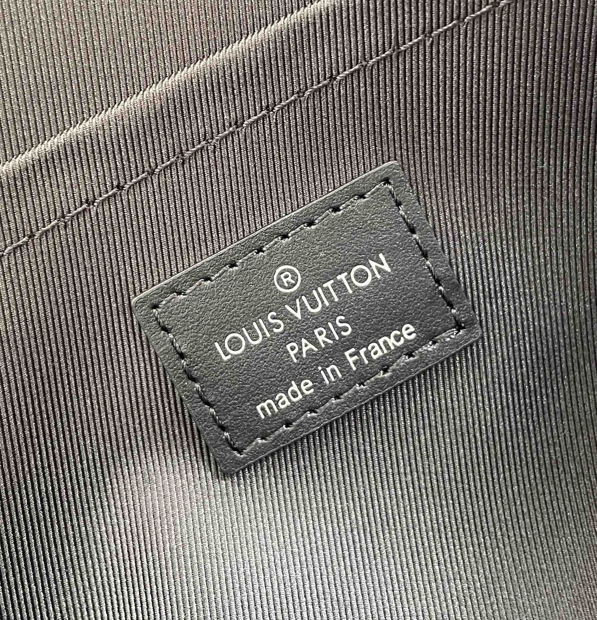 Louis Vuitton City Keepall Monogram Eclipse/Monogram Eclipse Reverse For Men, Bags, Shoulder And Crossbody Bags 10.6in/27cm Louis Vuitton M45936