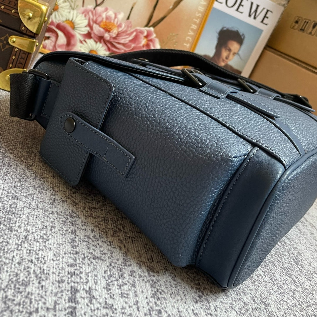 Louis Vuitton Christopher Messenger Taurillon Blue For Men, Bags, Shoulder And Crossbody Bags 11.4in/29cm Louis Vuitton M58475