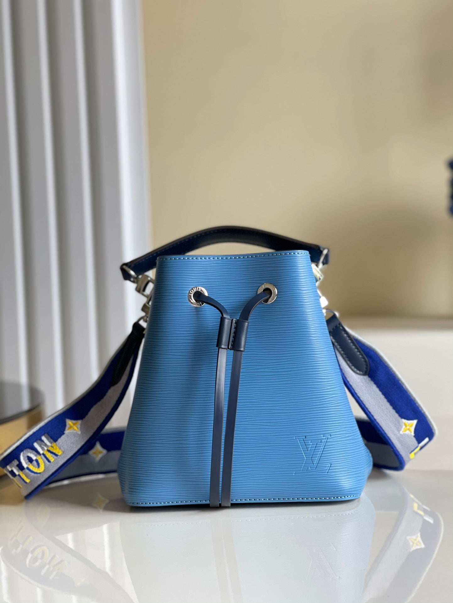 Louis Vuitton NeoNoe Burberry Bucket Bag Bleuet Blue For Women,  Shoulder And Crossbody Bags 7.9in/20cm Louis Vuitton M57691