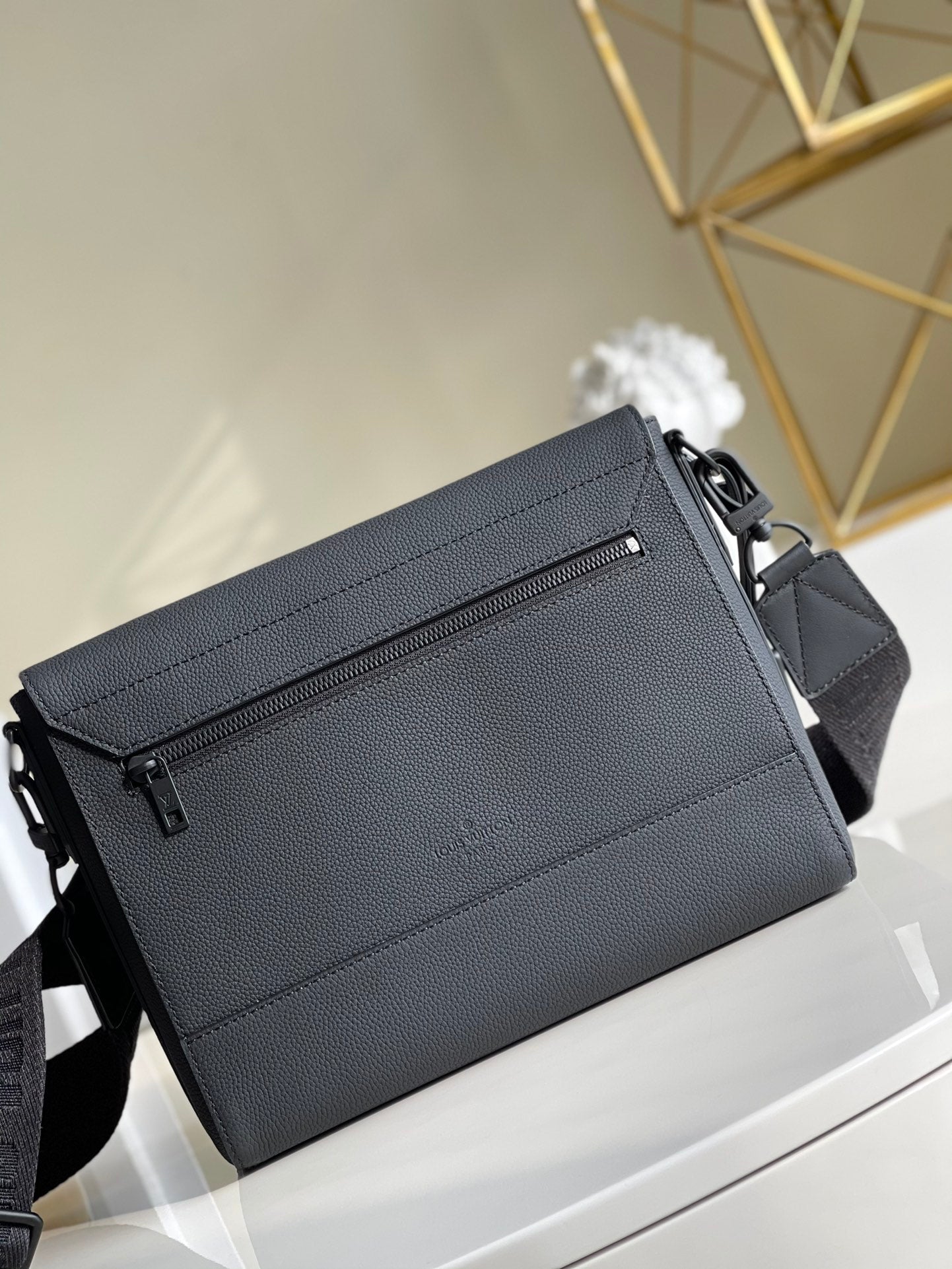 Louis Vuitton Messenger Grain Black For Men, Bags, Shoulder And Crossbody Bags 11in/28cm Louis Vuitton M57080