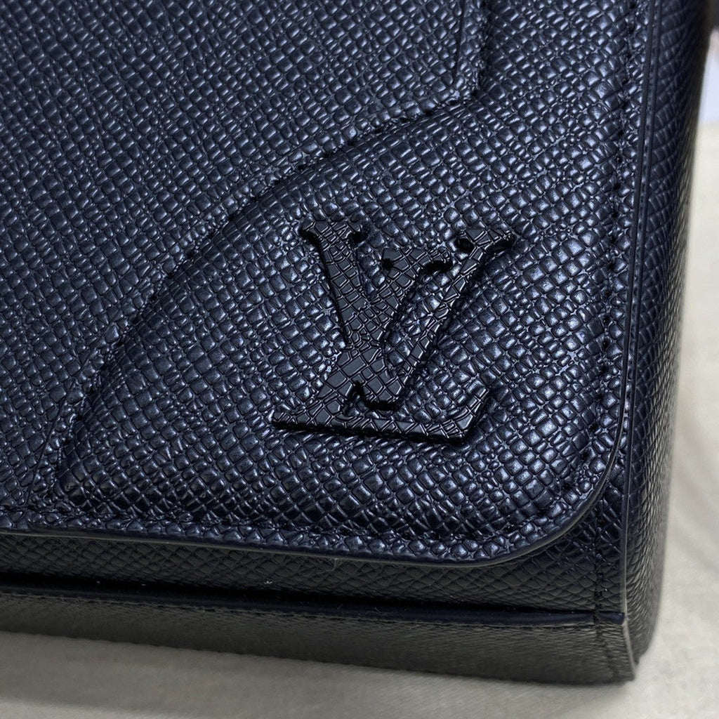 Louis Vuitton New GlamIap Messenger Bag Taiga Black For Men, Bags, Shoulder And Crossbody Bags 11.1in/28.3cm Louis Vuitton M30807