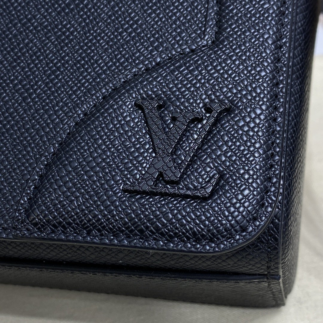 Louis Vuitton New GlamIap Messenger Bag Taiga Black For Men, Bags, Shoulder And Crossbody Bags 11.1in/28.3cm Louis Vuitton M30807