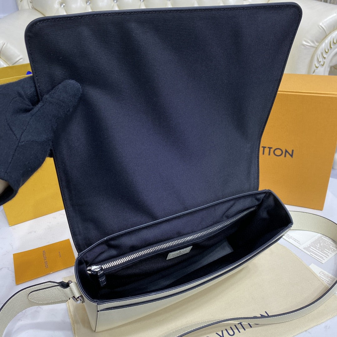 Louis Vuitton New GlamIap Messenger Bag Taiga White For Men, Bags, Shoulder And Crossbody Bags 11.1in/28.3cm Louis VuittonÃƒâ€šÃ‚Â 