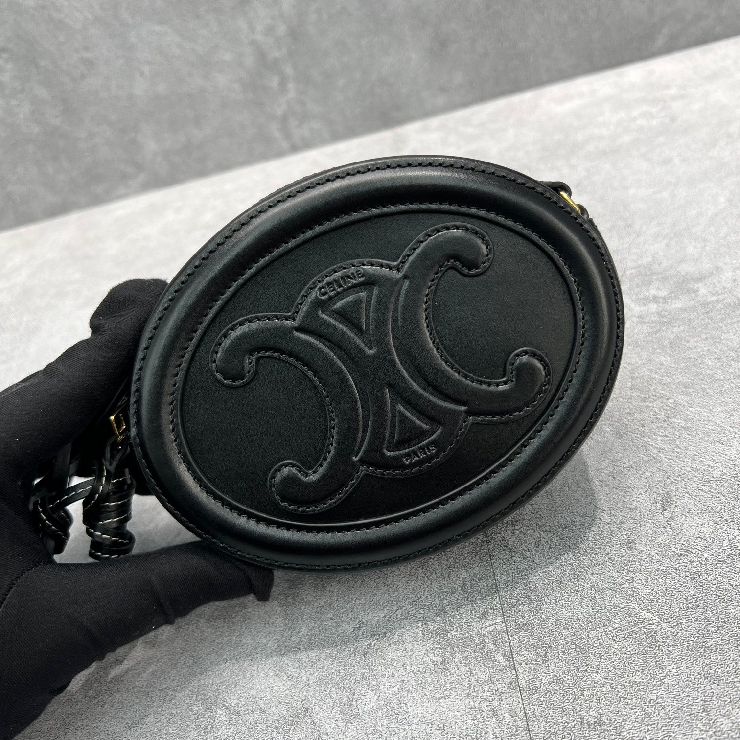 Crossbody Oval Purse Cuir Triomphe Black For Women 6in/16cm 10I703DPQ.38NO