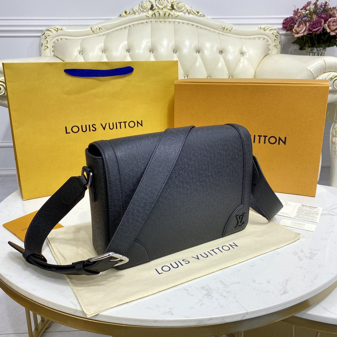 Louis Vuitton New GlamIap Messenger Bag Taiga Black For Men, Bags, Shoulder And Crossbody Bags 11.1in/28.3cm Louis Vuitton M30807