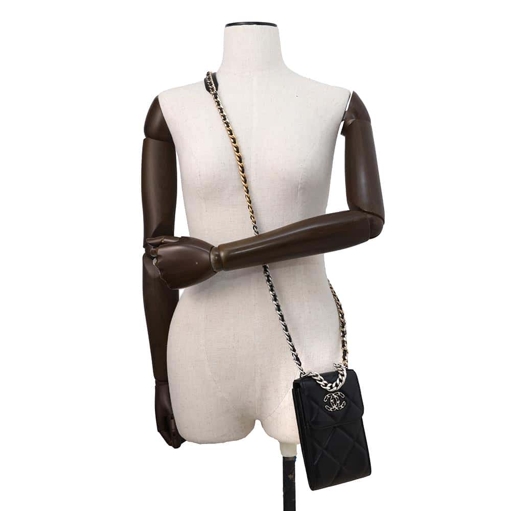CHANEL CHANEL19 Phone Case ChainShoulder BlackAP1773 Lambskin
