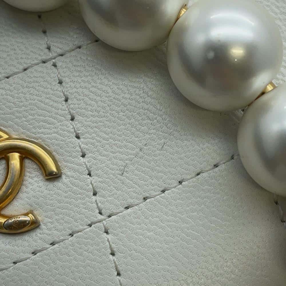 CHANEL Matelasse Round Chain Shoulder Bag WhiteAP0999 Lambskin
