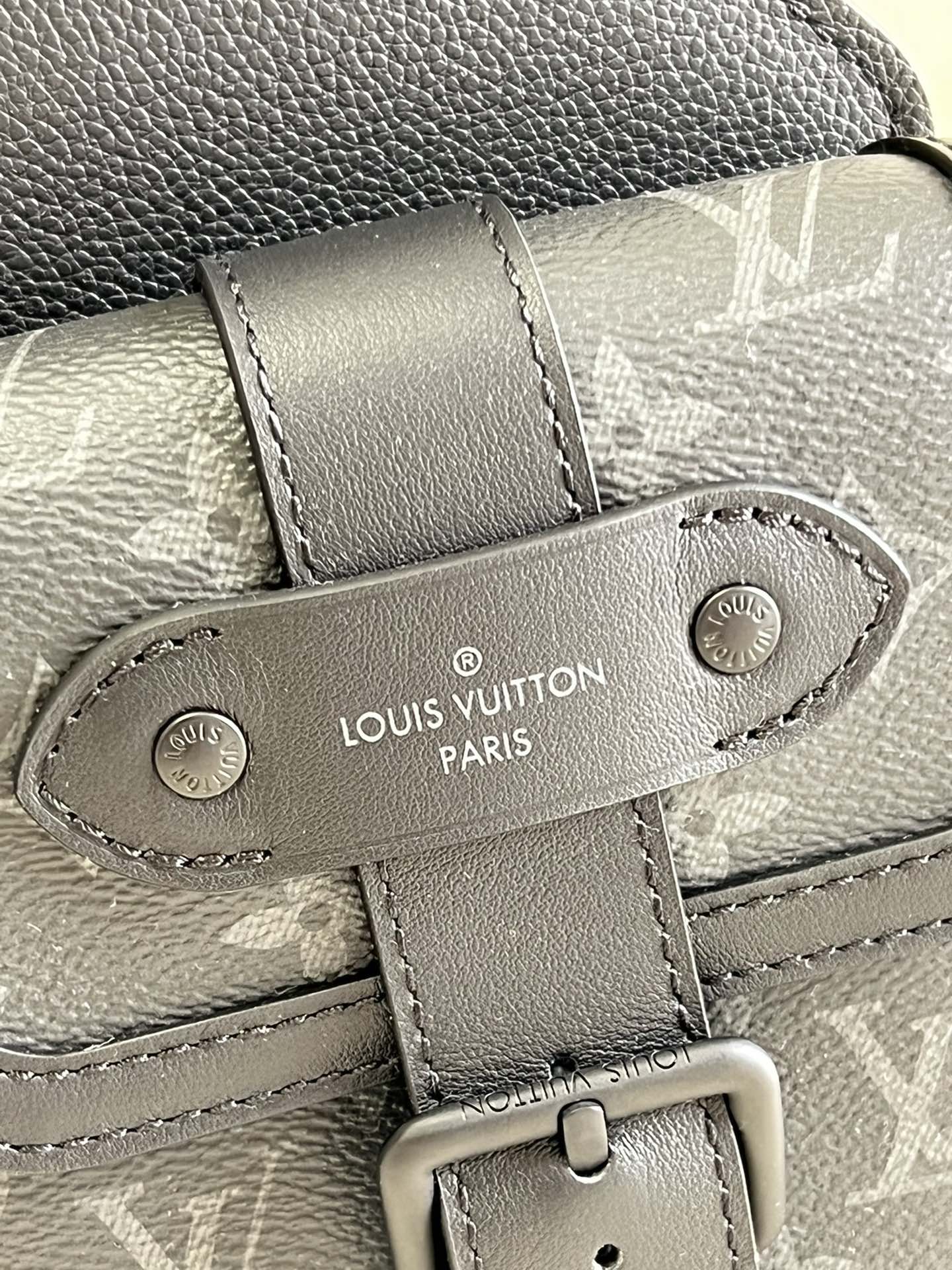 Louis Vuitton Saumur Slingbag Monogram Eclipse Black For Men, Bags, Crossbody Bags 7.1in/18cm Louis Vuitton M45912