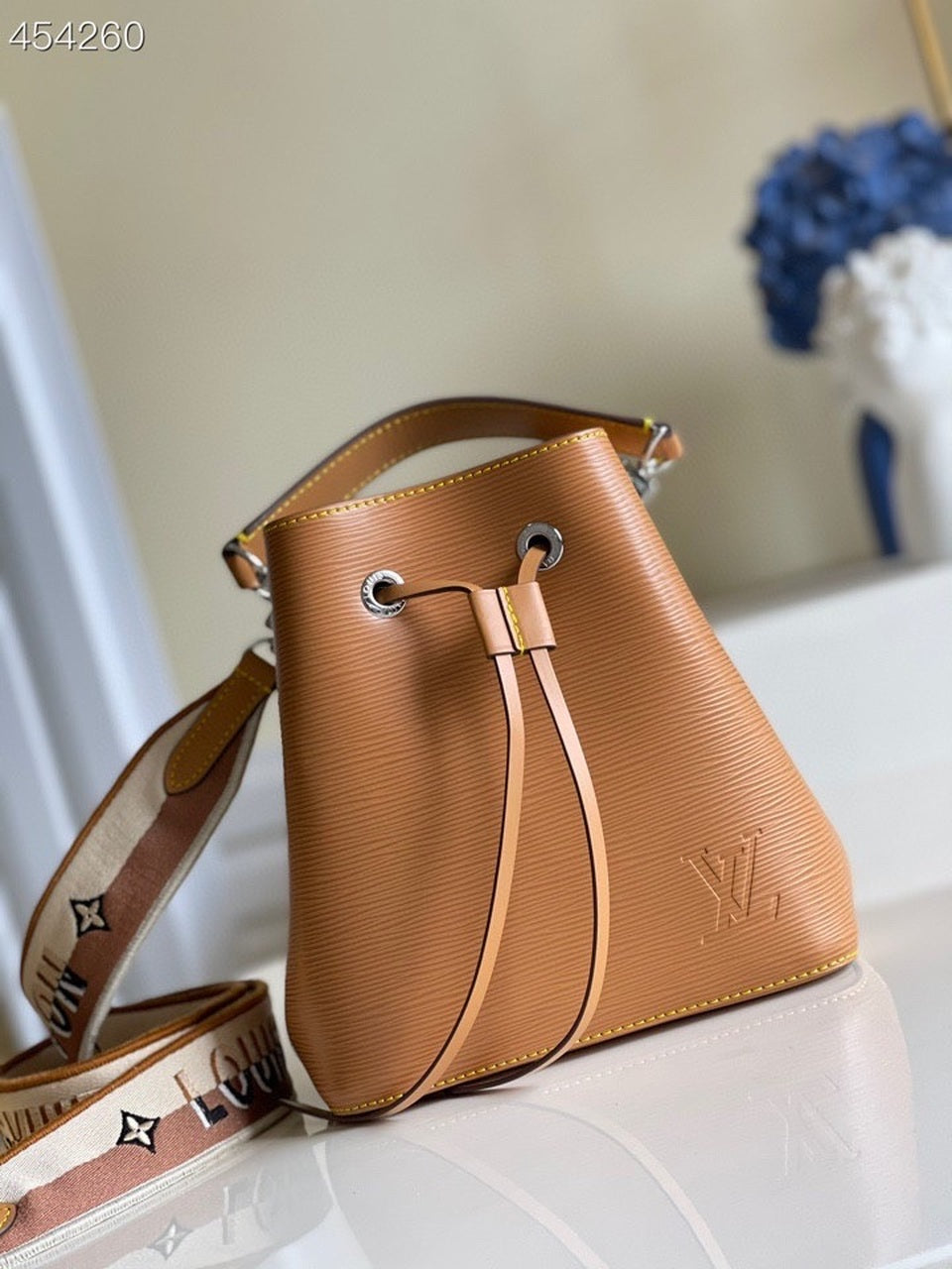 Louis Vuitton NeoNoe Burberry Bucket Bag Honey Gold For Women,  Shoulder And Crossbody Bags 7.9in/20cm Louis Vuitton M57706