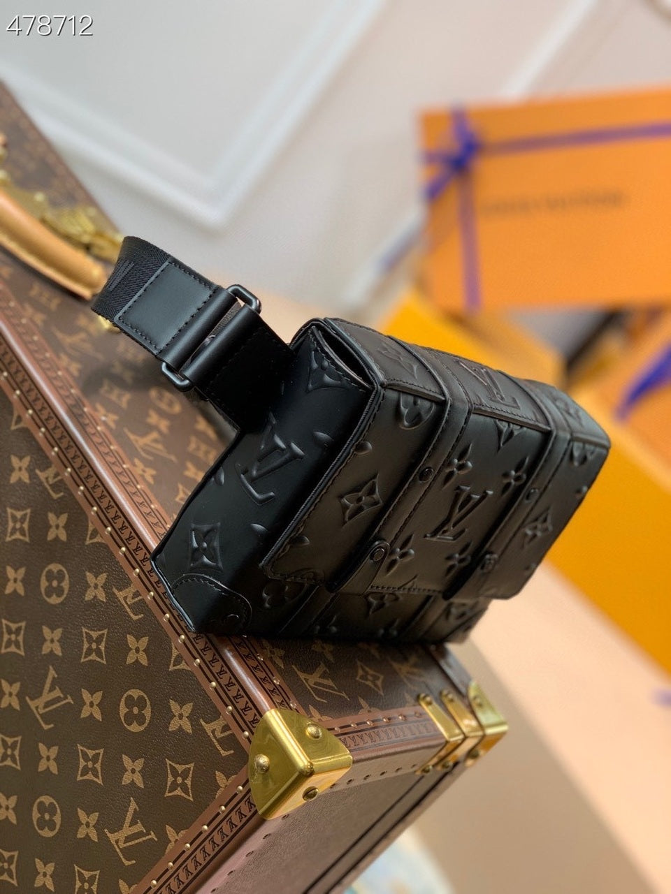 Louis Vuitton Trunk Slingbag Monogram Seal Black For Men, Bags, Crossbody Bags 8.1in/20.5cm Louis Vuitton M57952