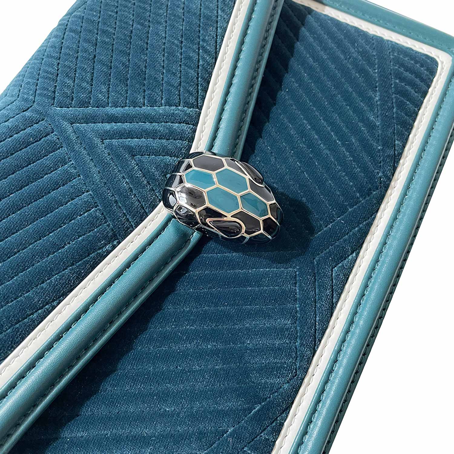 Bottega Venetalgari VeLouis Vuittonet Serpenti Diamond Blast Shoulder Bag