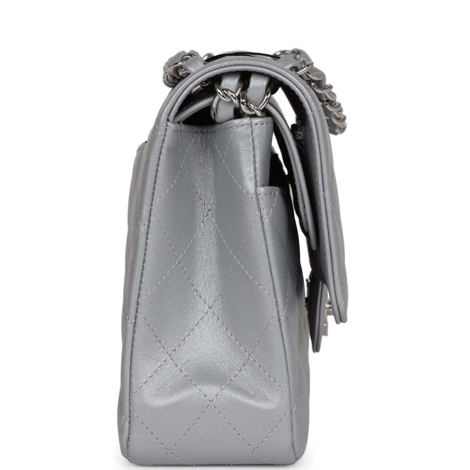 Chanel Medium Classic Double Flap Bag SiLouis Vuittoner Metallic Lambskin SiLouis Vuittoner Hardware