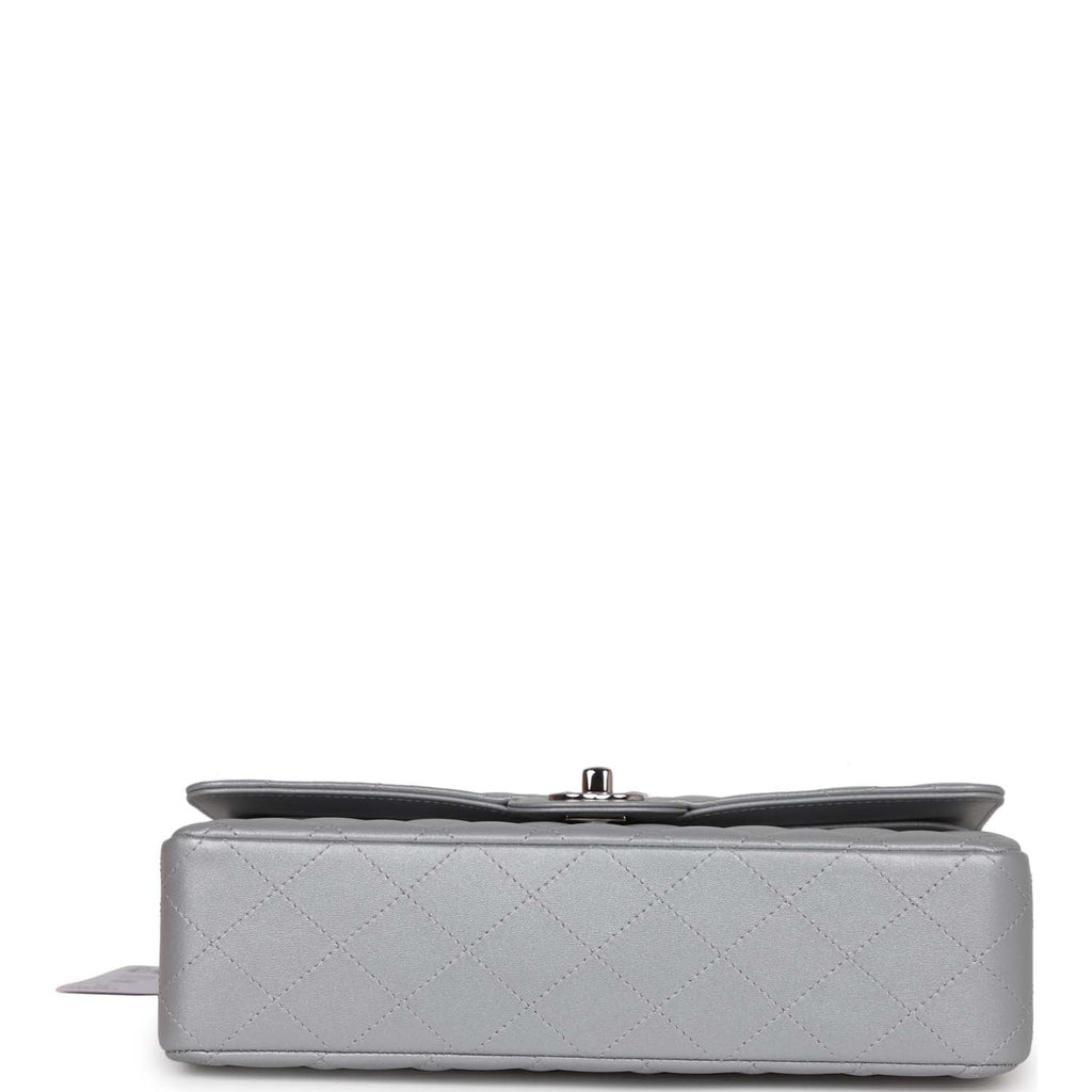Chanel Medium Classic Double Flap Bag SiLouis Vuittoner Metallic Lambskin SiLouis Vuittoner Hardware