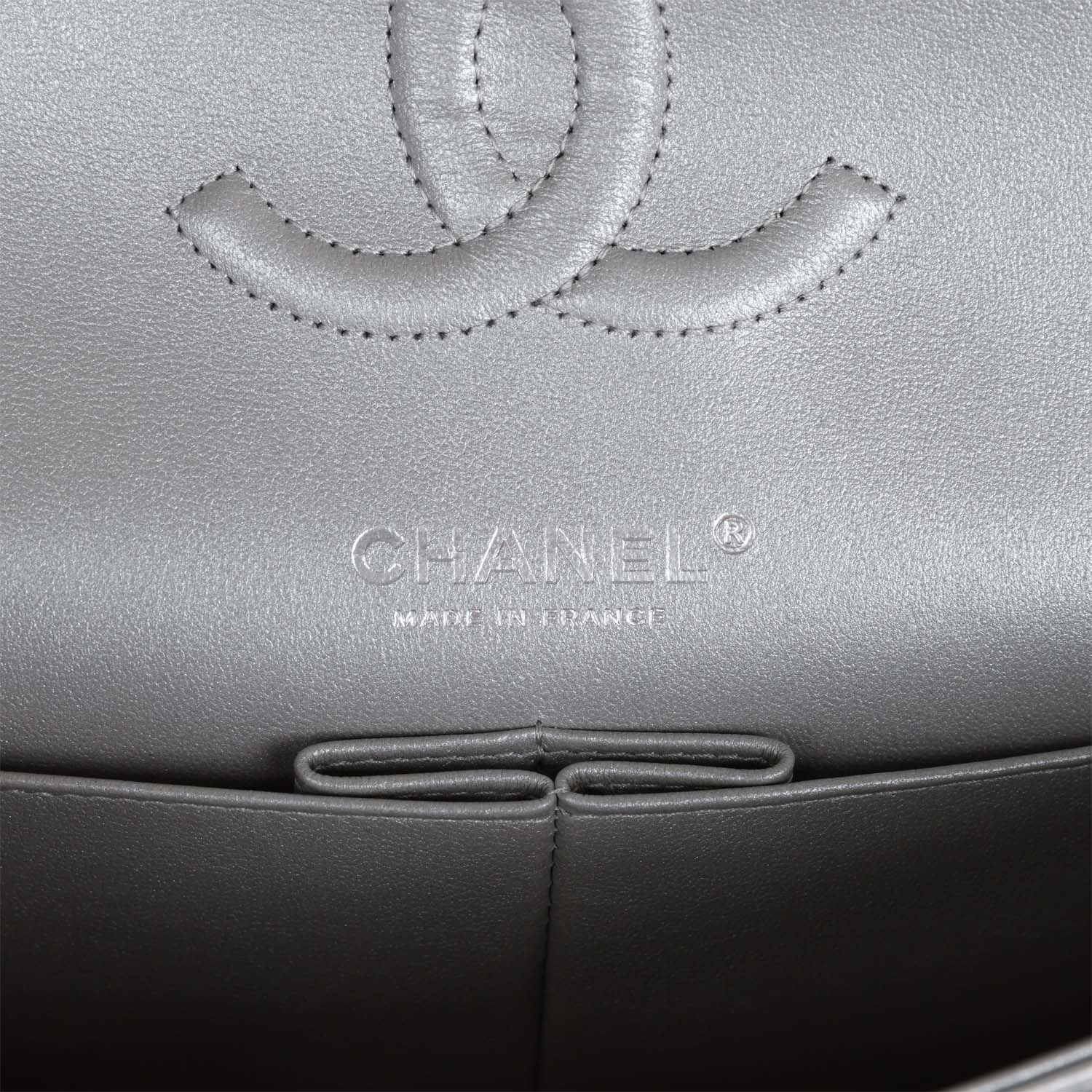 Chanel Medium Classic Double Flap Bag SiLouis Vuittoner Metallic Lambskin SiLouis Vuittoner Hardware