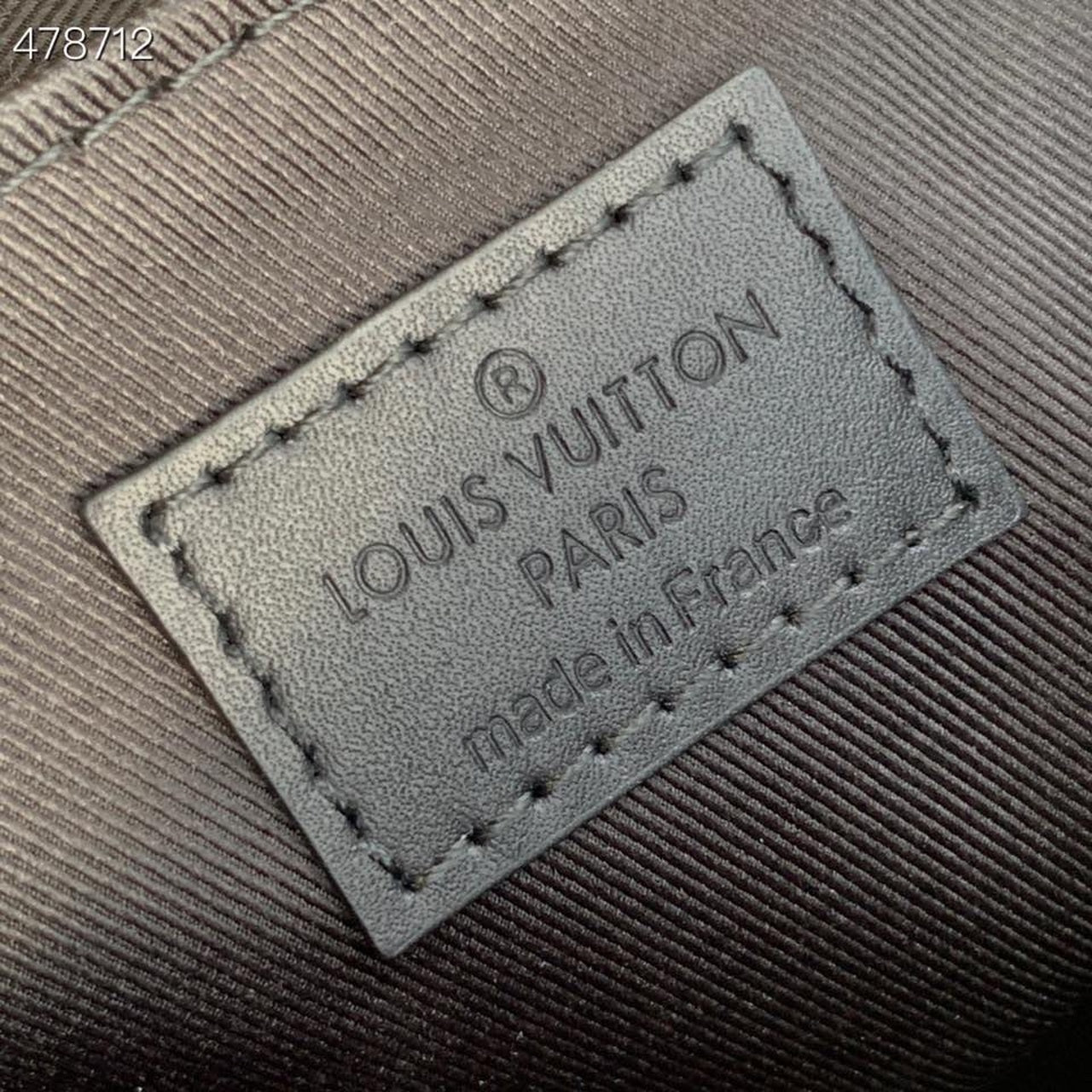 Louis Vuitton Trunk Slingbag Monogram Seal Black For Men, Bags, Crossbody Bags 8.1in/20.5cm Louis Vuitton M57952