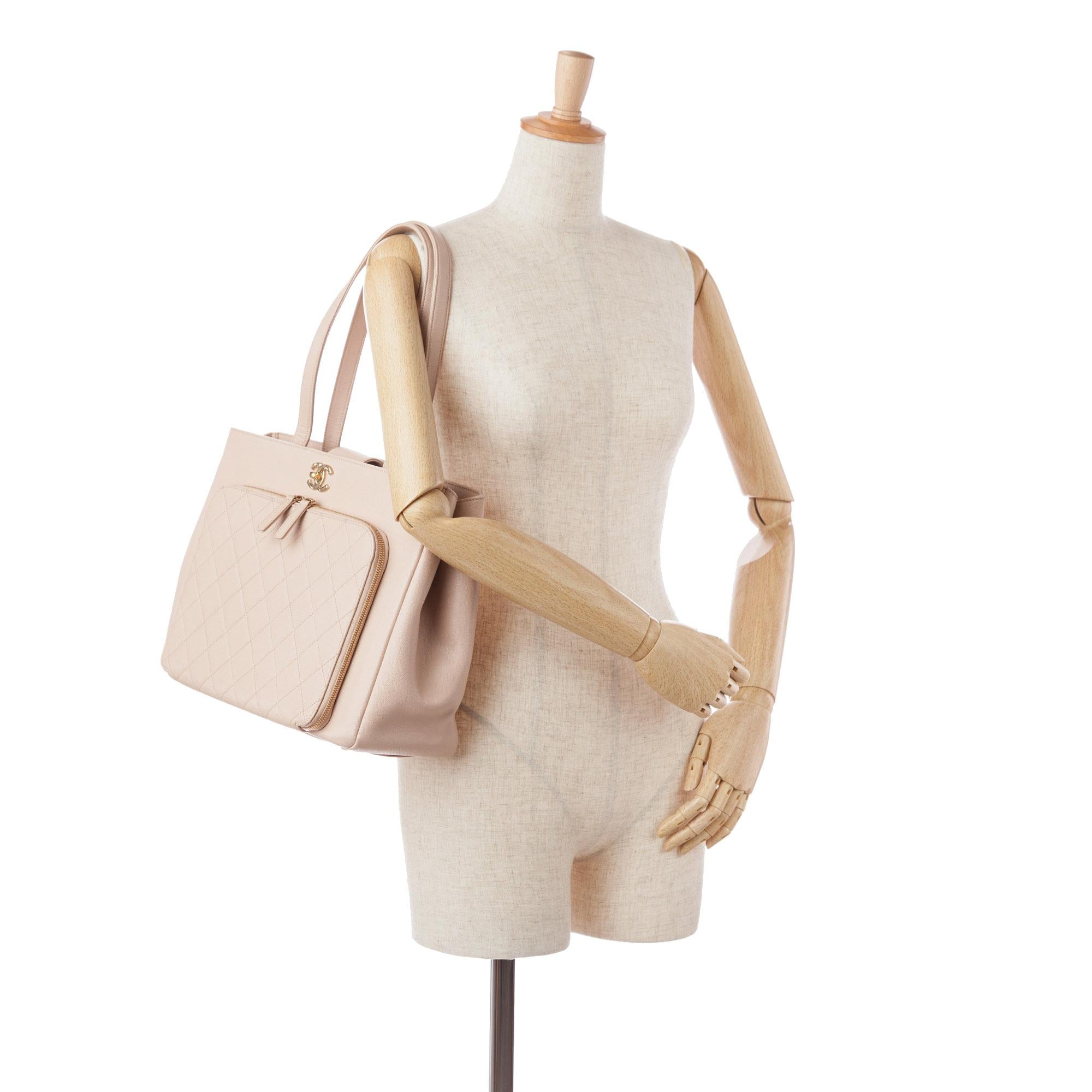 Chanel Business Affinity Shopping Tote (SHG-AZNTM5)
