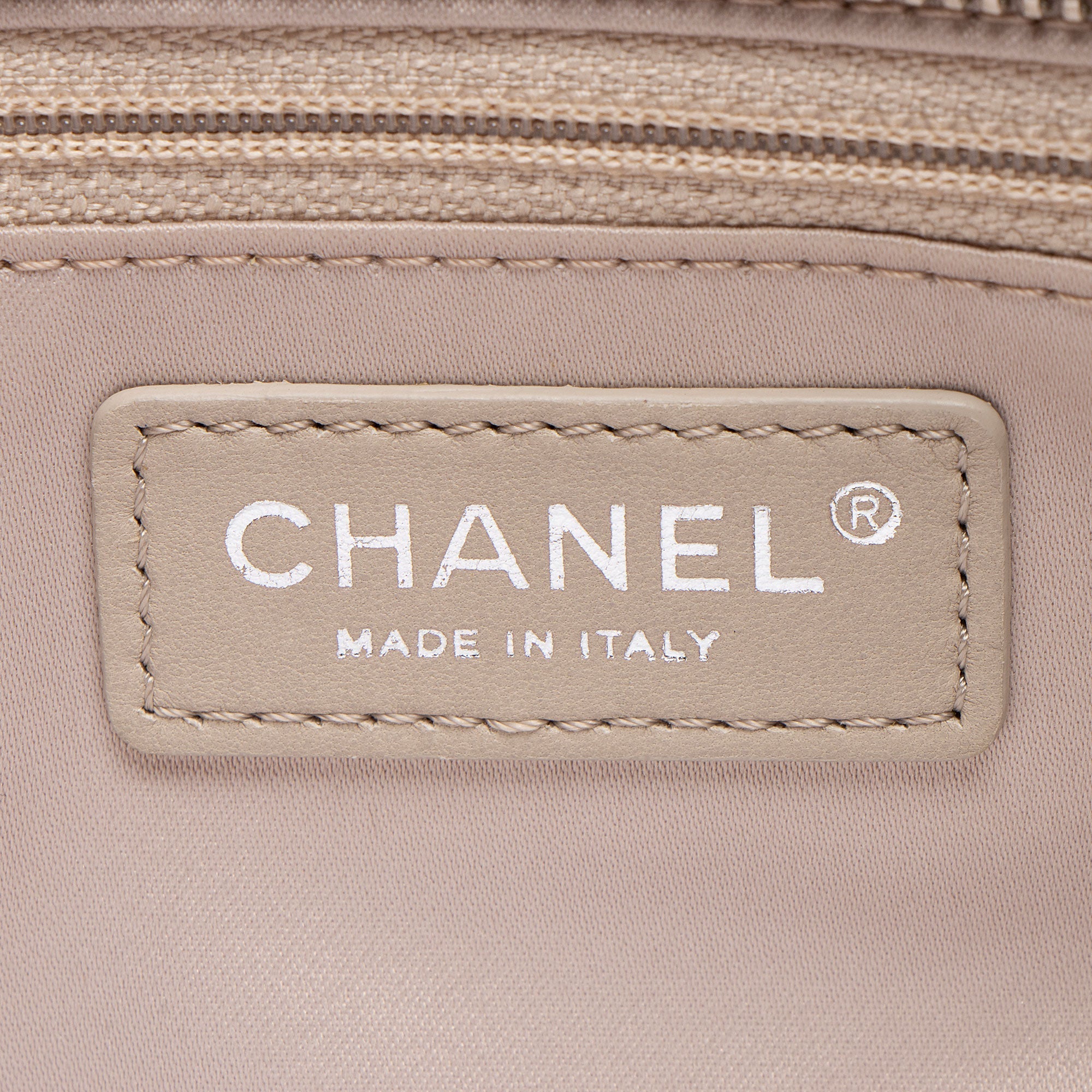 Chanel Lambskin CC Accordion Trio Zipped Tote (SHF-wYNTLe)