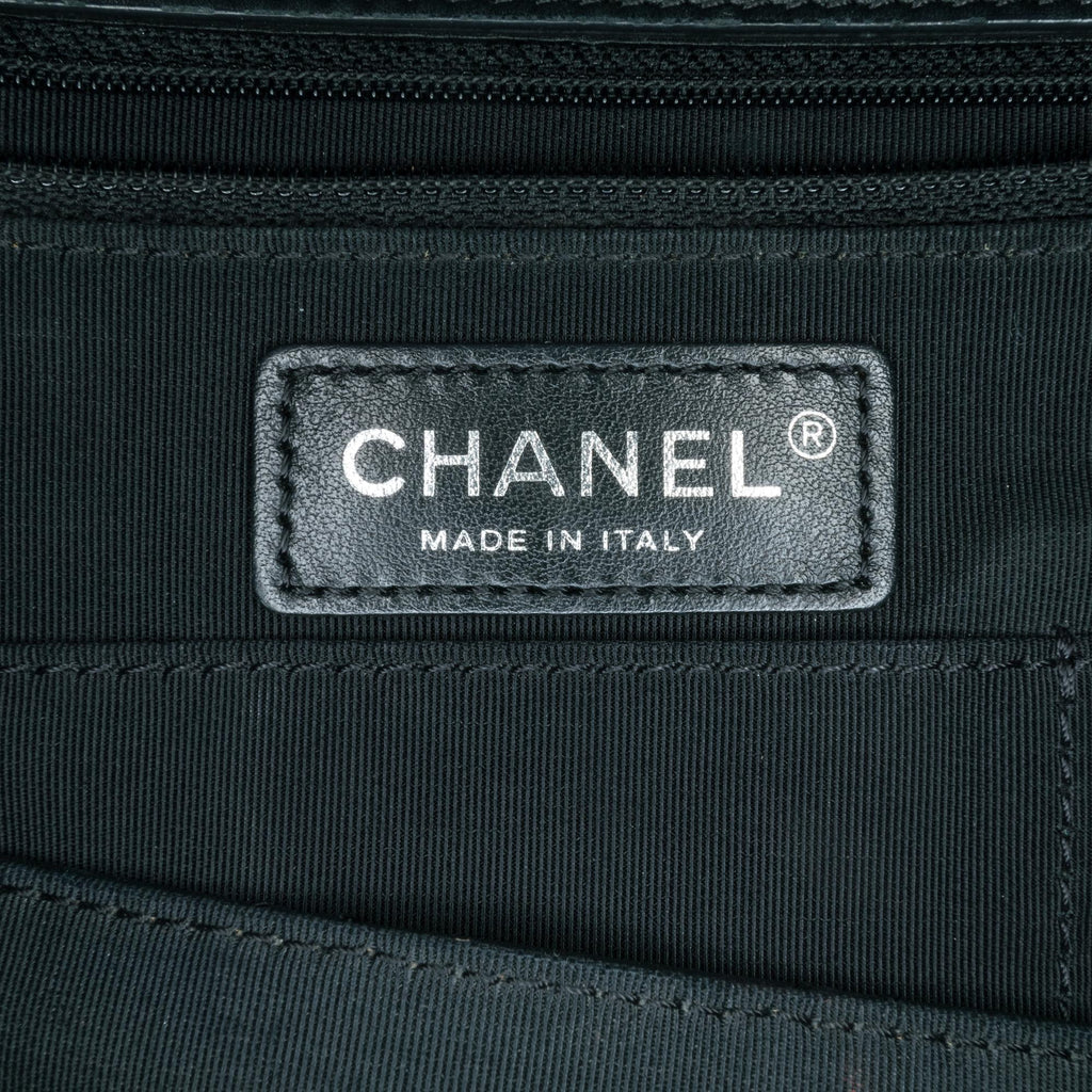 Chanel Medium CC Stitched Calfskin Pocket Zipped Chain Tote (SHG-S5VWBc)