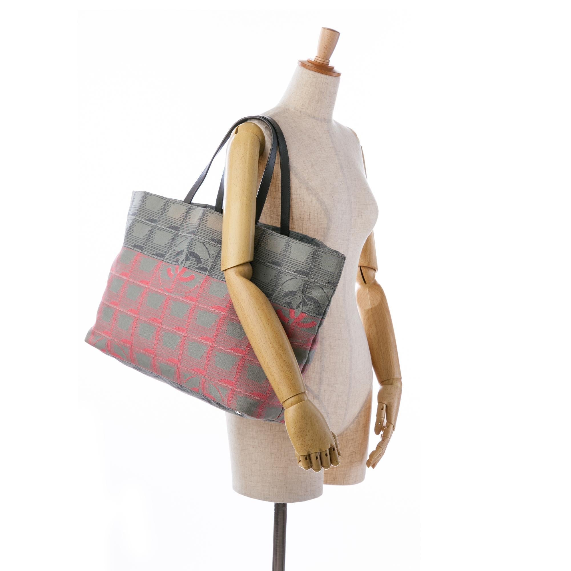 Chanel New Travel Line Tote (SHG-IlYJft)