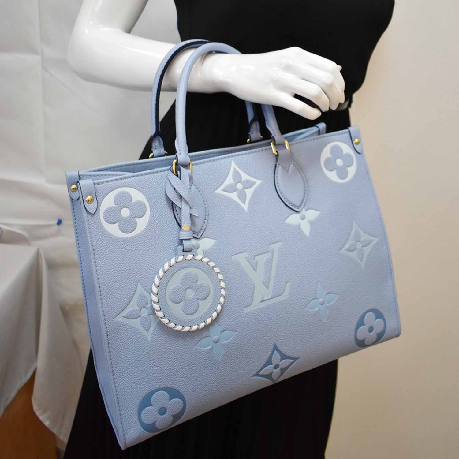 LOUIS VUITTON Onthego MM Giant Monogram Empreinte Tote Shoulder Bag Blue