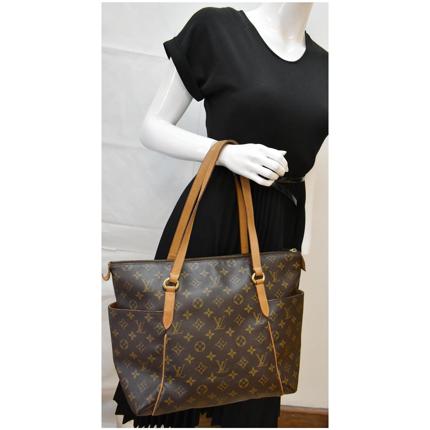 LOUIS VUITTON Totally MM Monogram Canvas Shoulder Bag Brown