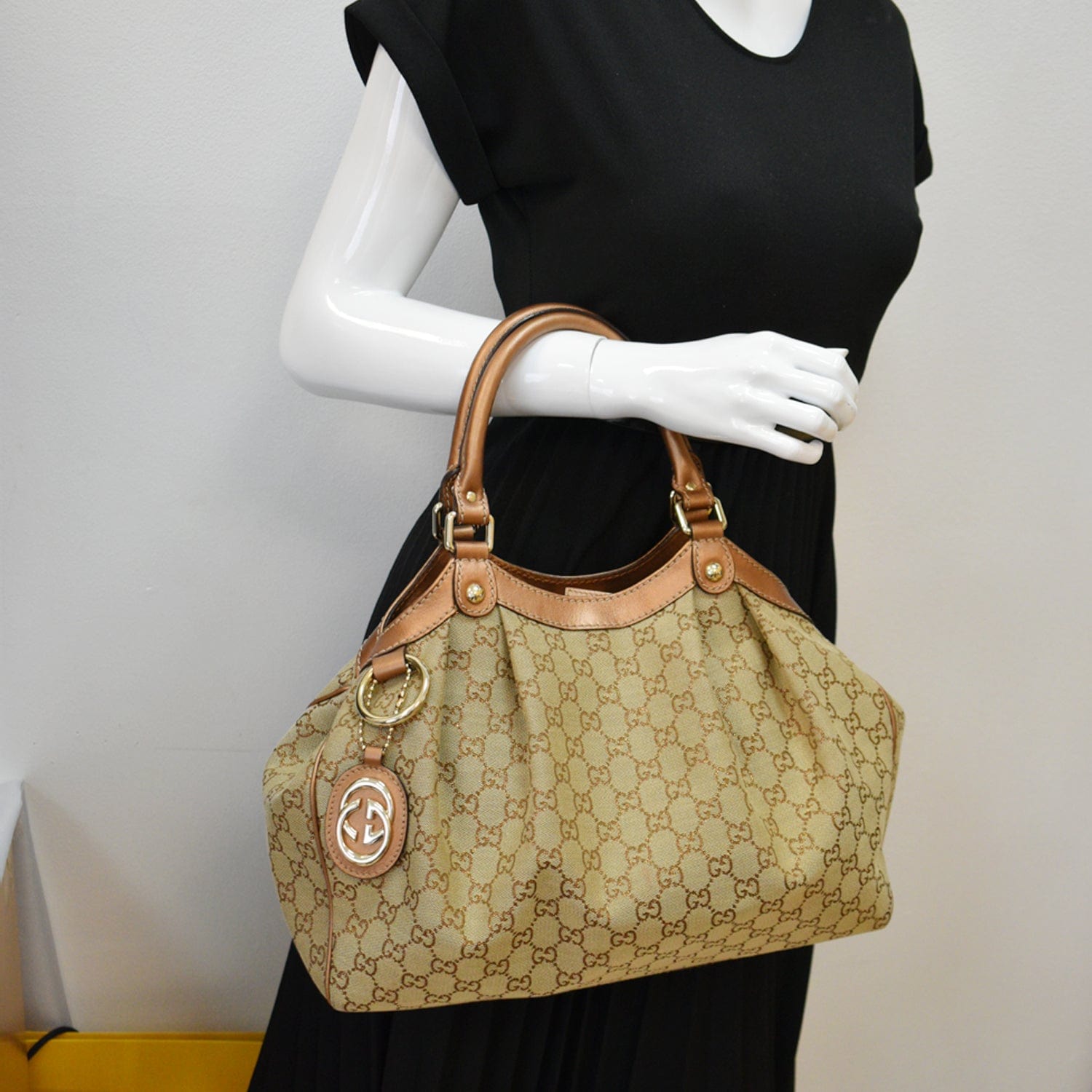GUCCI Sukey Medium Gucci Canvas Tote Bag Beige 211944