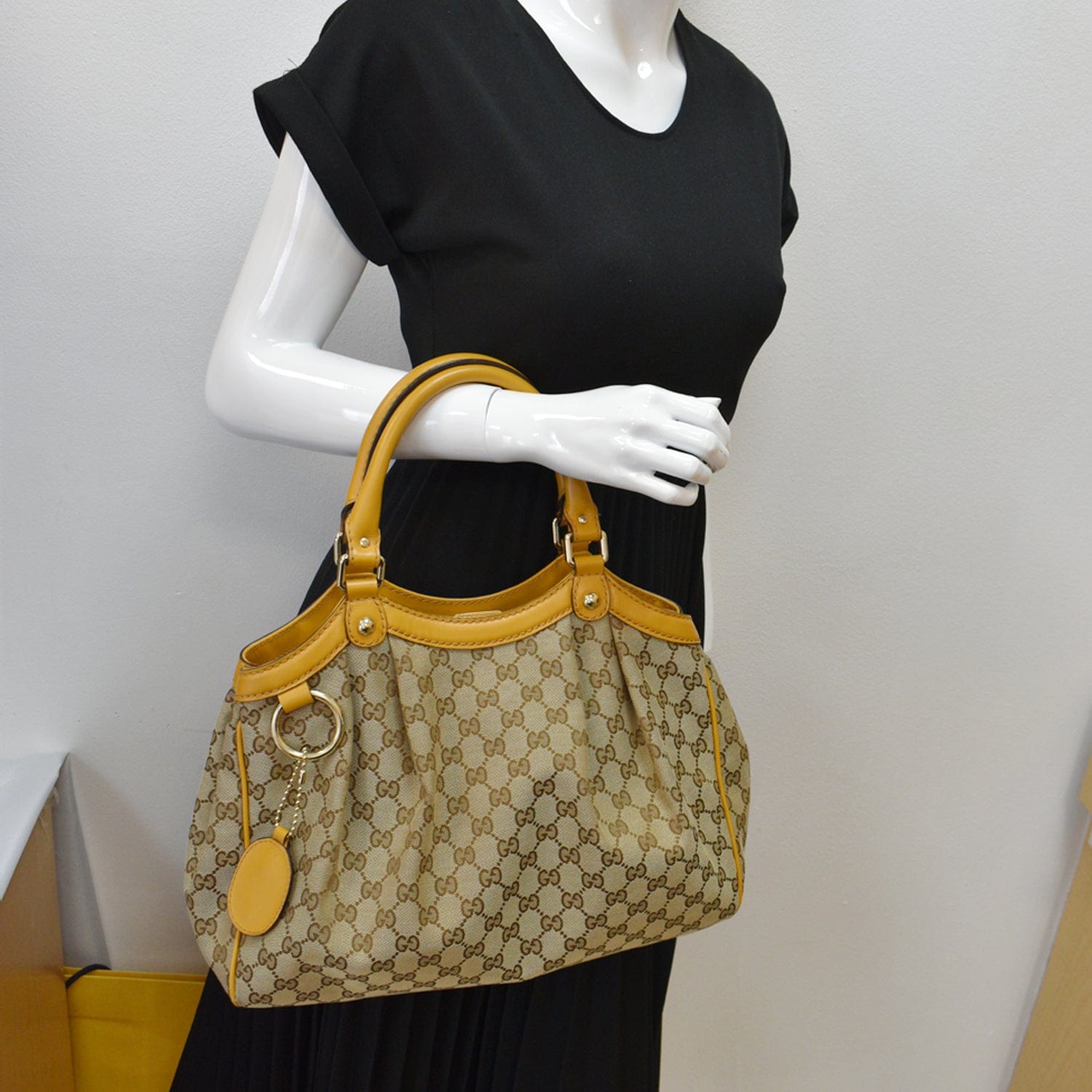 GUCCI Sukey Medium Gucci Canvas Tote Bag Beige 211944