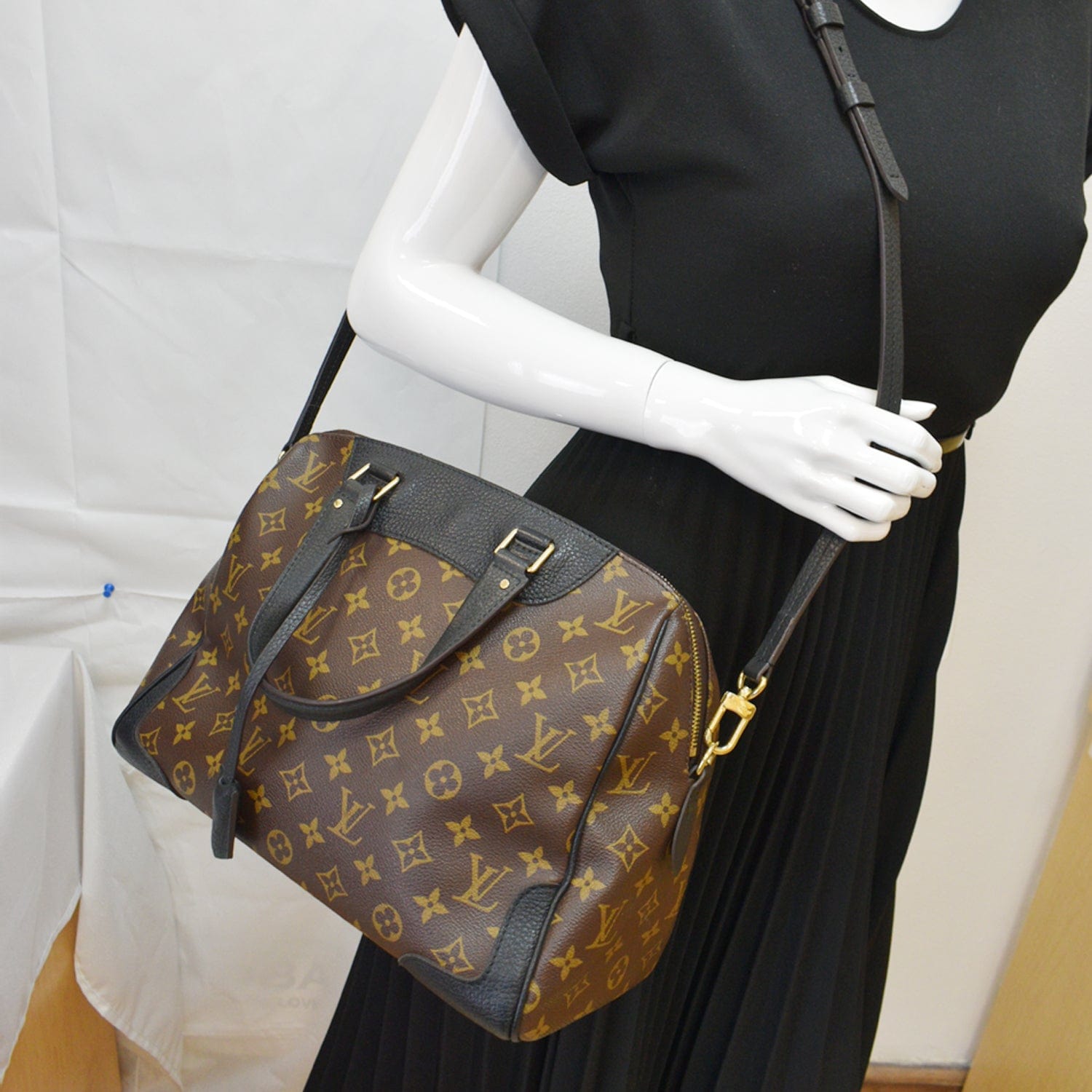 LOUIS VUITTON Retiro NM Monogram Canvas Shoulder Bag Noir - 10% OFF