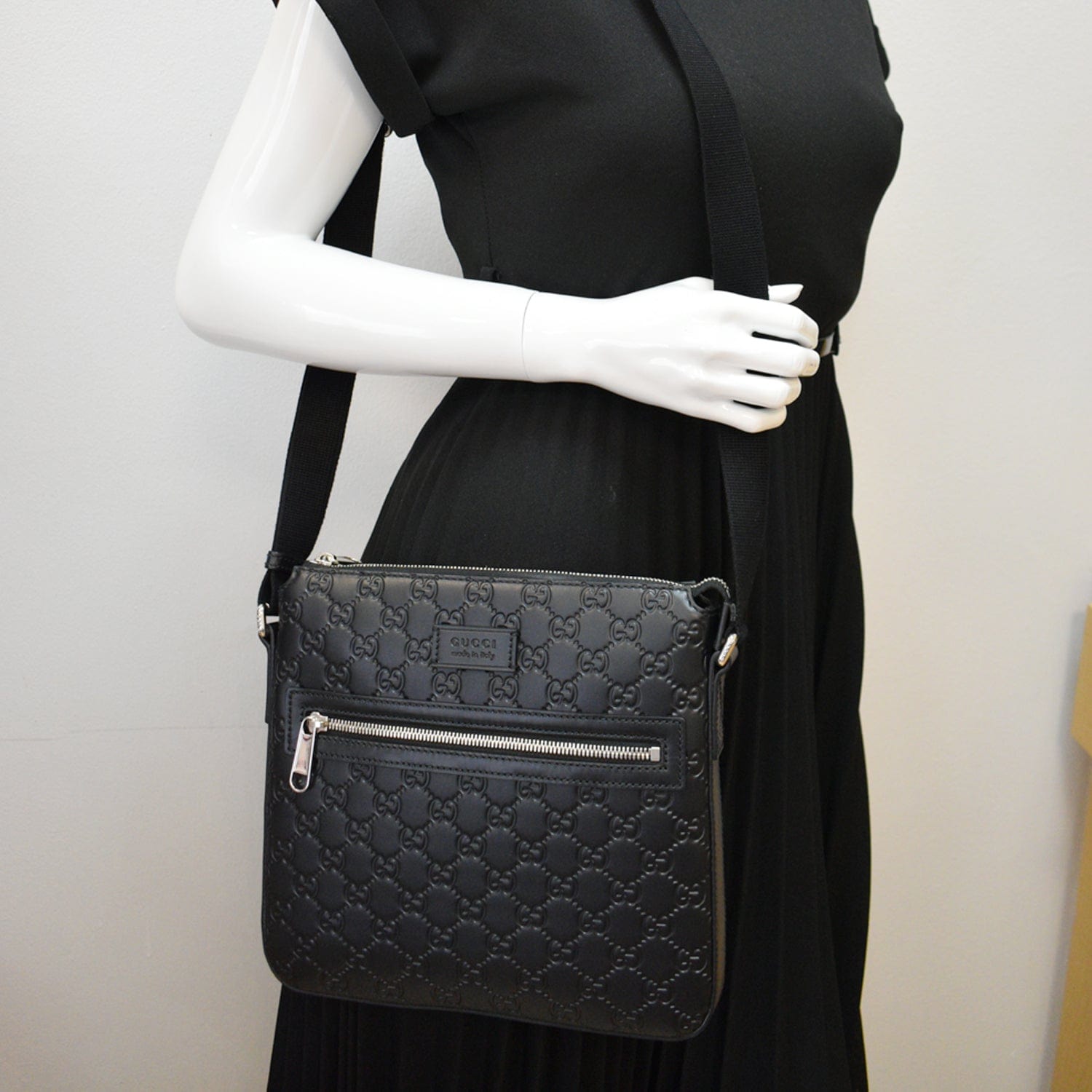 GUCCI Gucci Signature Leather Black Messenger Bag 406410