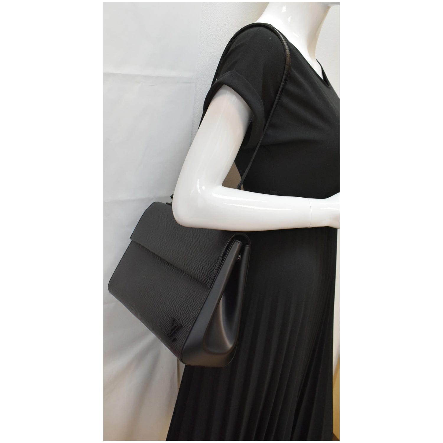 LOUIS VUITTON Cluny MM Epi Leather Shoulder Bag Black