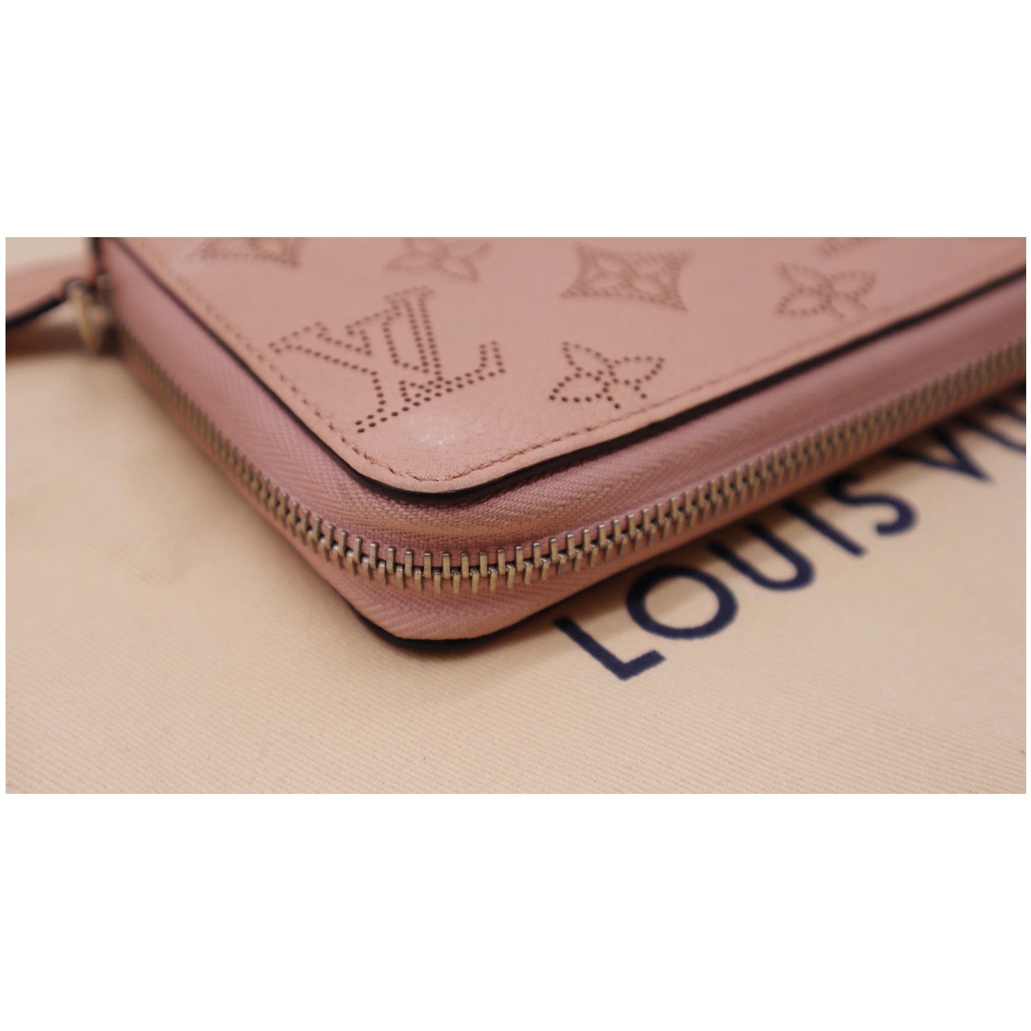 LOUIS VUITTON Mahina Leather Zippy Wallet Magnolia - 20% OFF