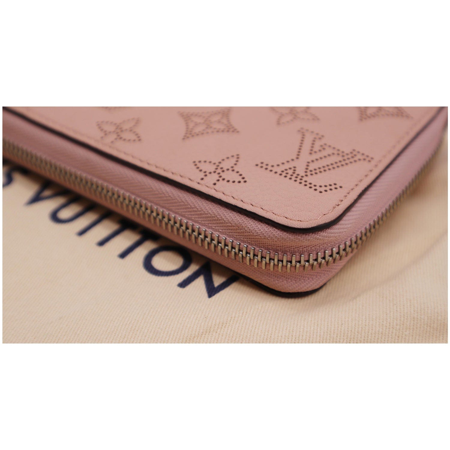 LOUIS VUITTON Mahina Leather Zippy Wallet Magnolia - 20% OFF