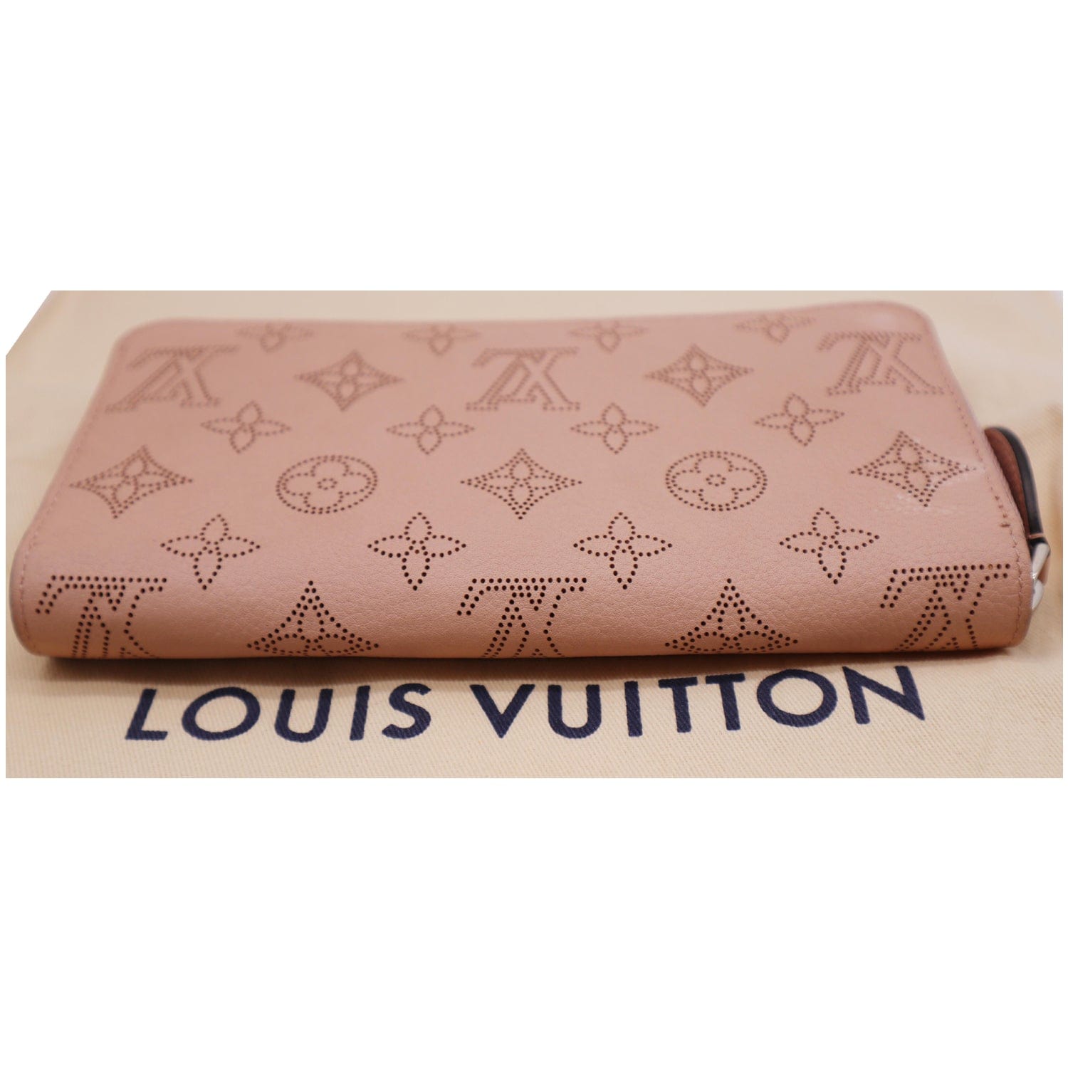 LOUIS VUITTON Mahina Leather Zippy Wallet Magnolia - 20% OFF