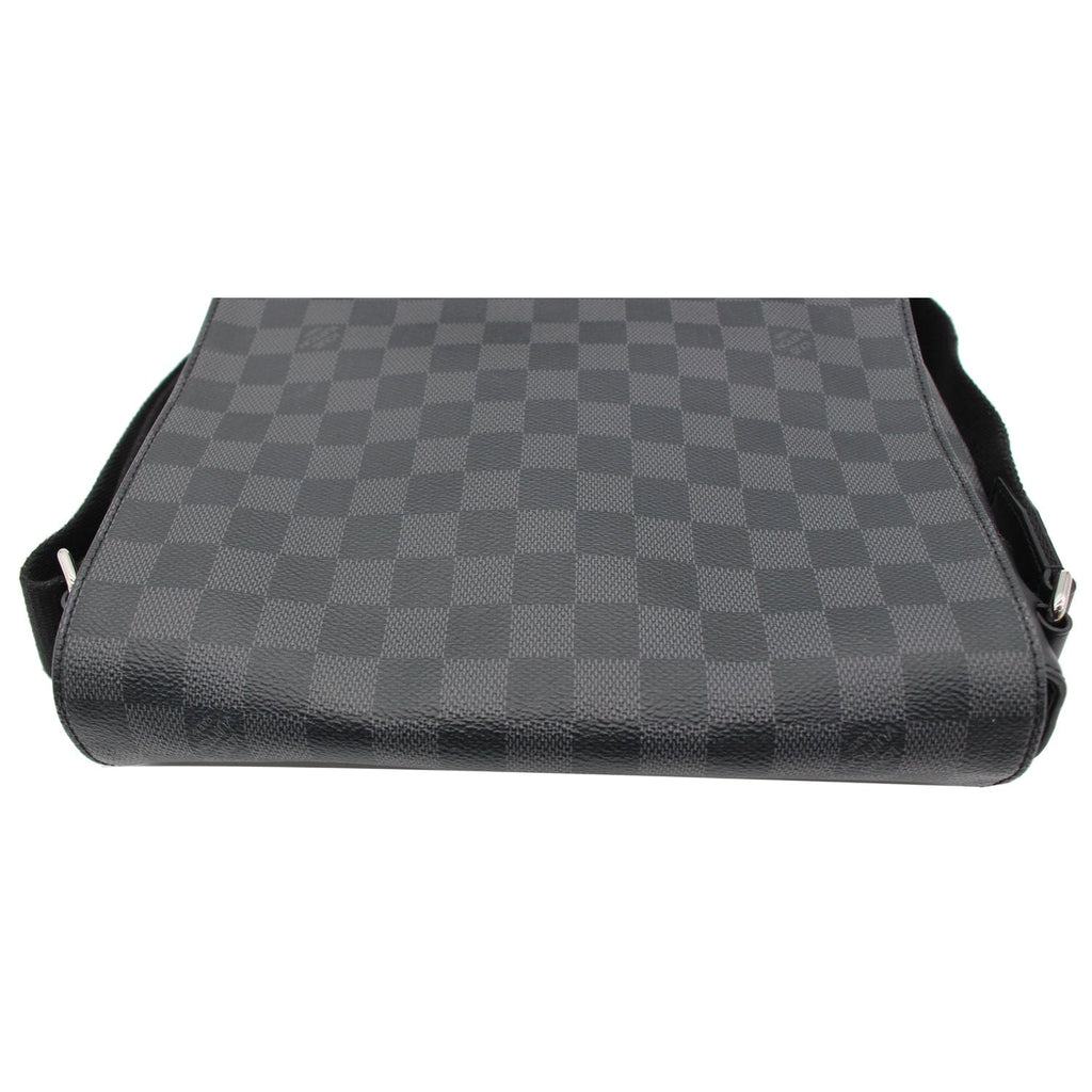 LOUIS VUITTON District MM Damier Graphite Messenger Bag Black