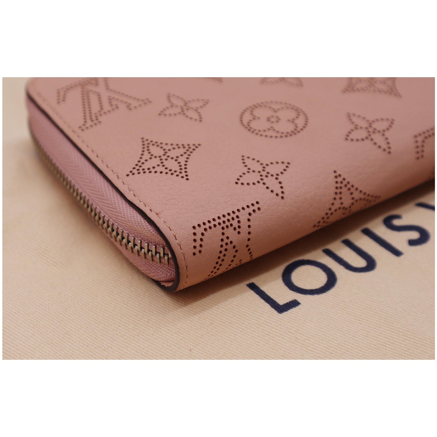 LOUIS VUITTON Mahina Leather Zippy Wallet Magnolia - 20% OFF