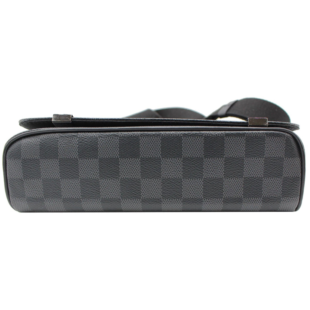 LOUIS VUITTON District MM Damier Graphite Messenger Bag Black