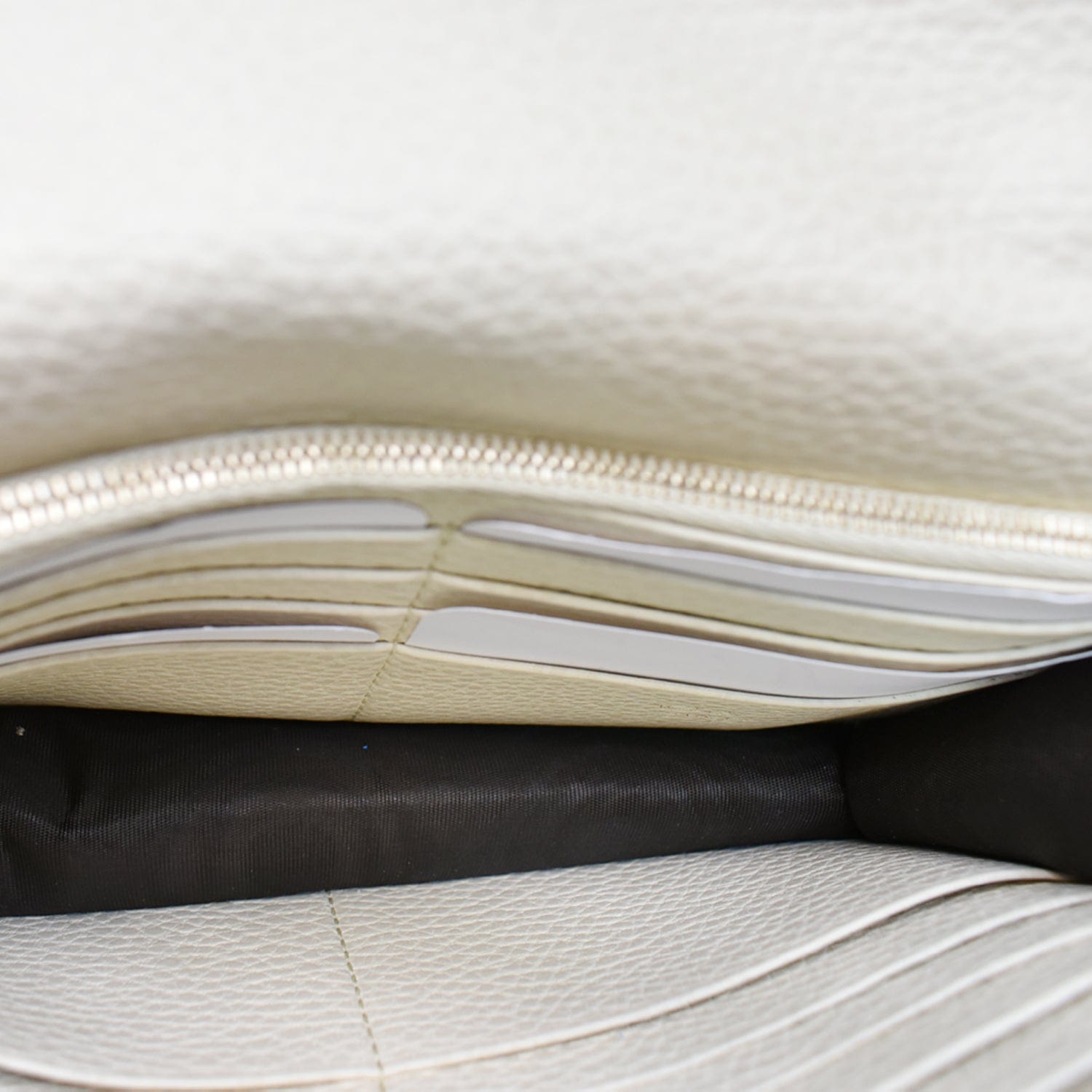 GUCCI Gucci Interlocking Pebbled Leather Crossbody Bag White 615523