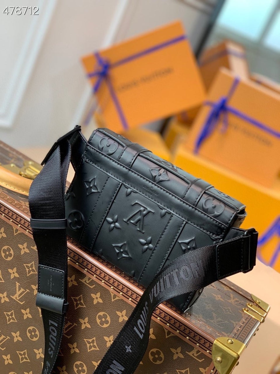 Louis Vuitton Trunk Slingbag Monogram Seal Black For Men, Bags, Crossbody Bags 8.1in/20.5cm Louis Vuitton M57952