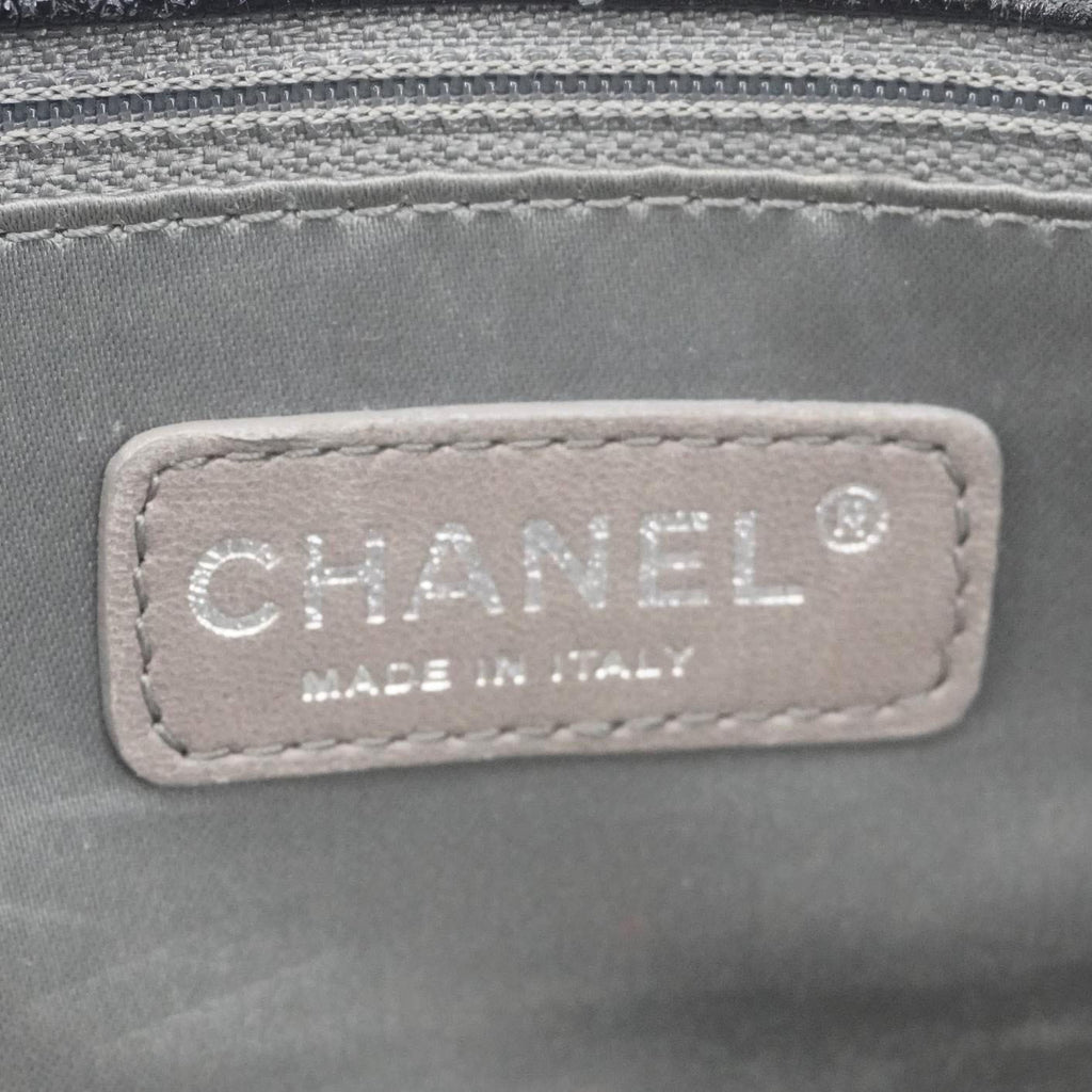 Chanel Pocket in The City Caviar Leather Shoulder Bag Black