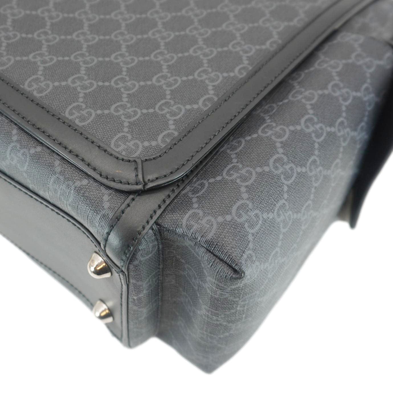 GUCCI Diaper Gucci Supreme Canvas Messenger Bag Black 495909