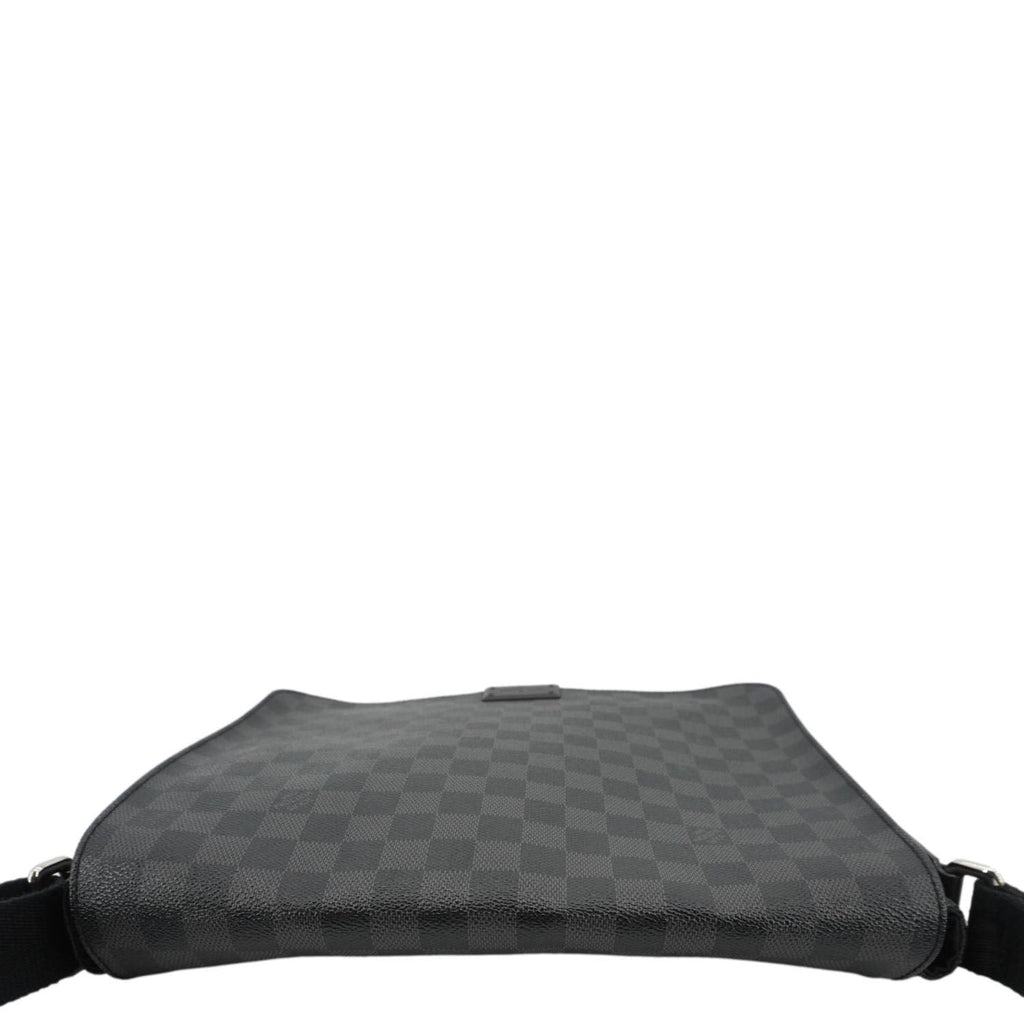 LOUIS VUITTON District Messenger Damier Graphite Messenger Bag Black