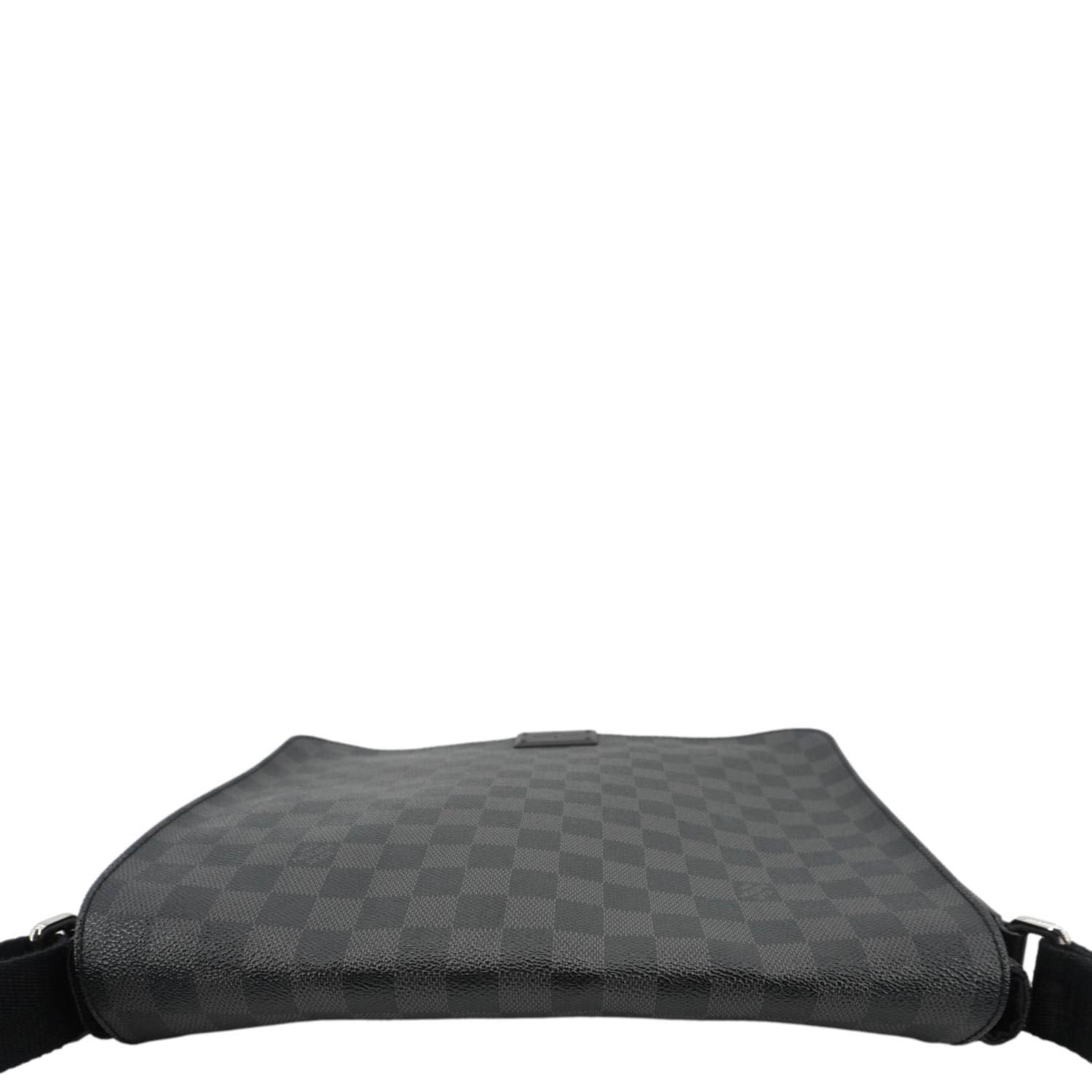 LOUIS VUITTON District Messenger Damier Graphite Messenger Bag Black