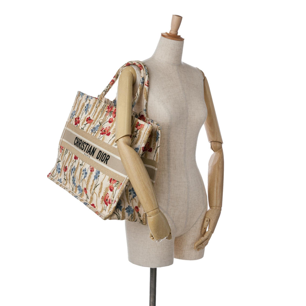Dior Large Embroidered Hibiscus Book Tote (SHG-jZD0DI)