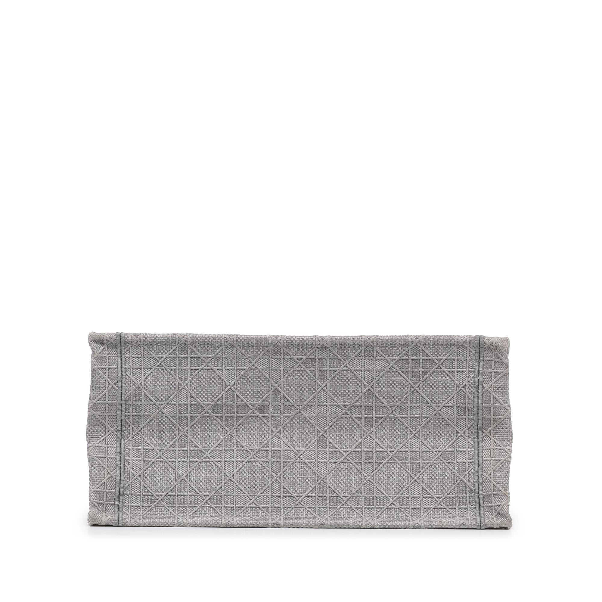 Dior Medium Cannage Embroidered Book Tote (SHG-8YiPXv)